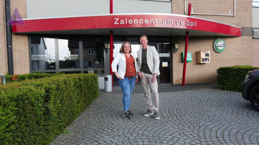 Robert en Laura van Duinen voor de ingang van De Spil