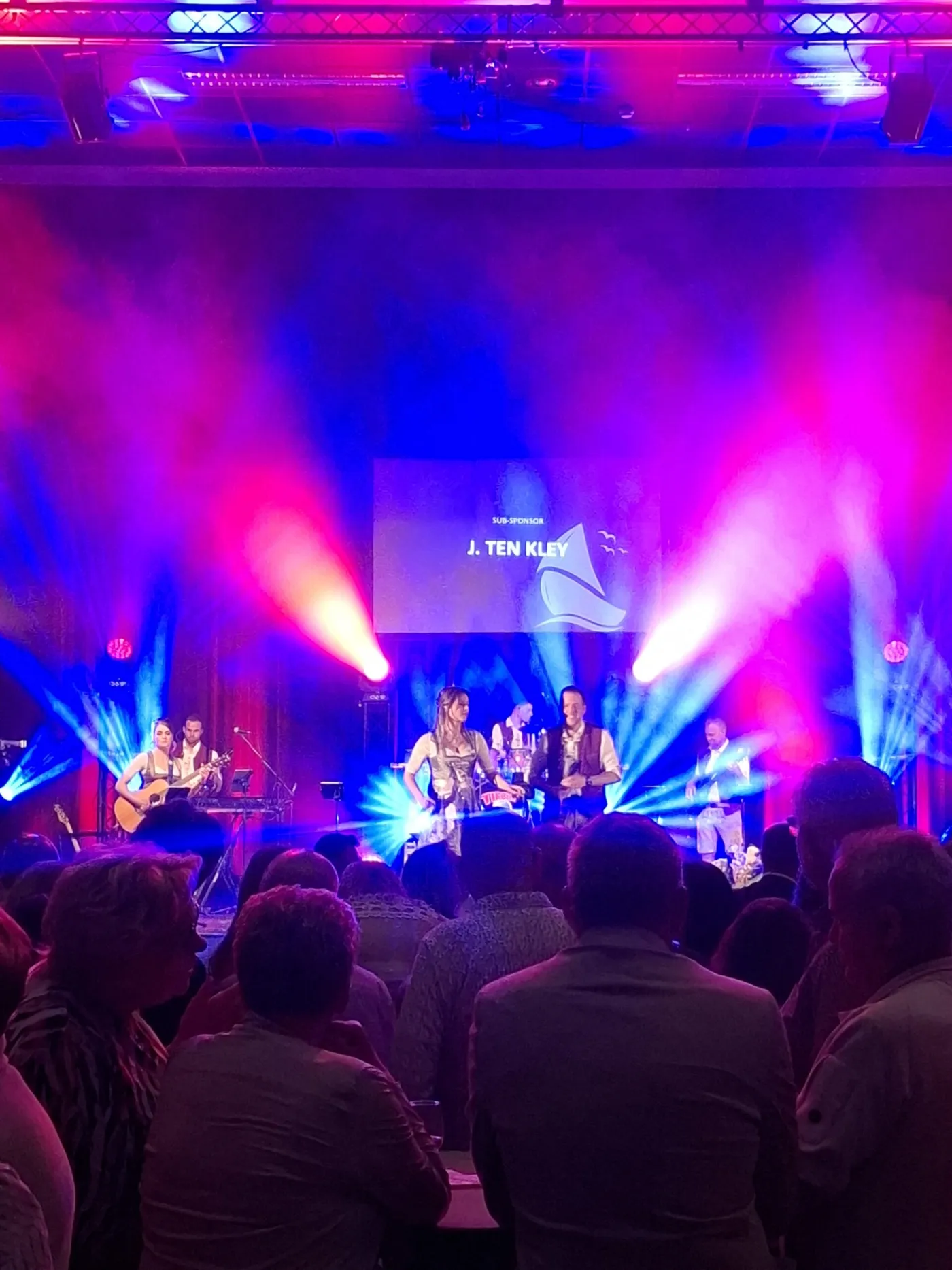 Optreden op het podium van de Vaeszaal tijdens een feest